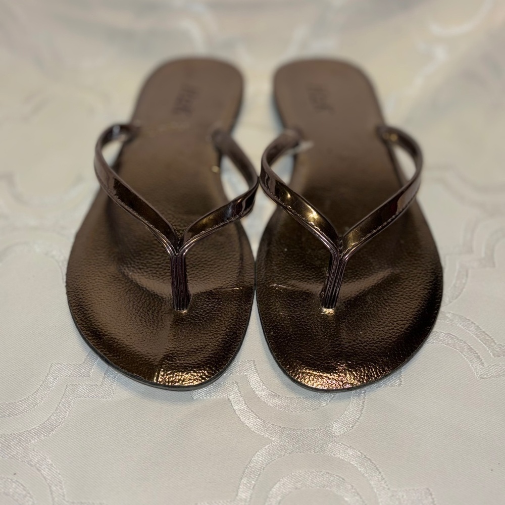 H2K size 6 ladies thong sandals bronze color  new no tag or box